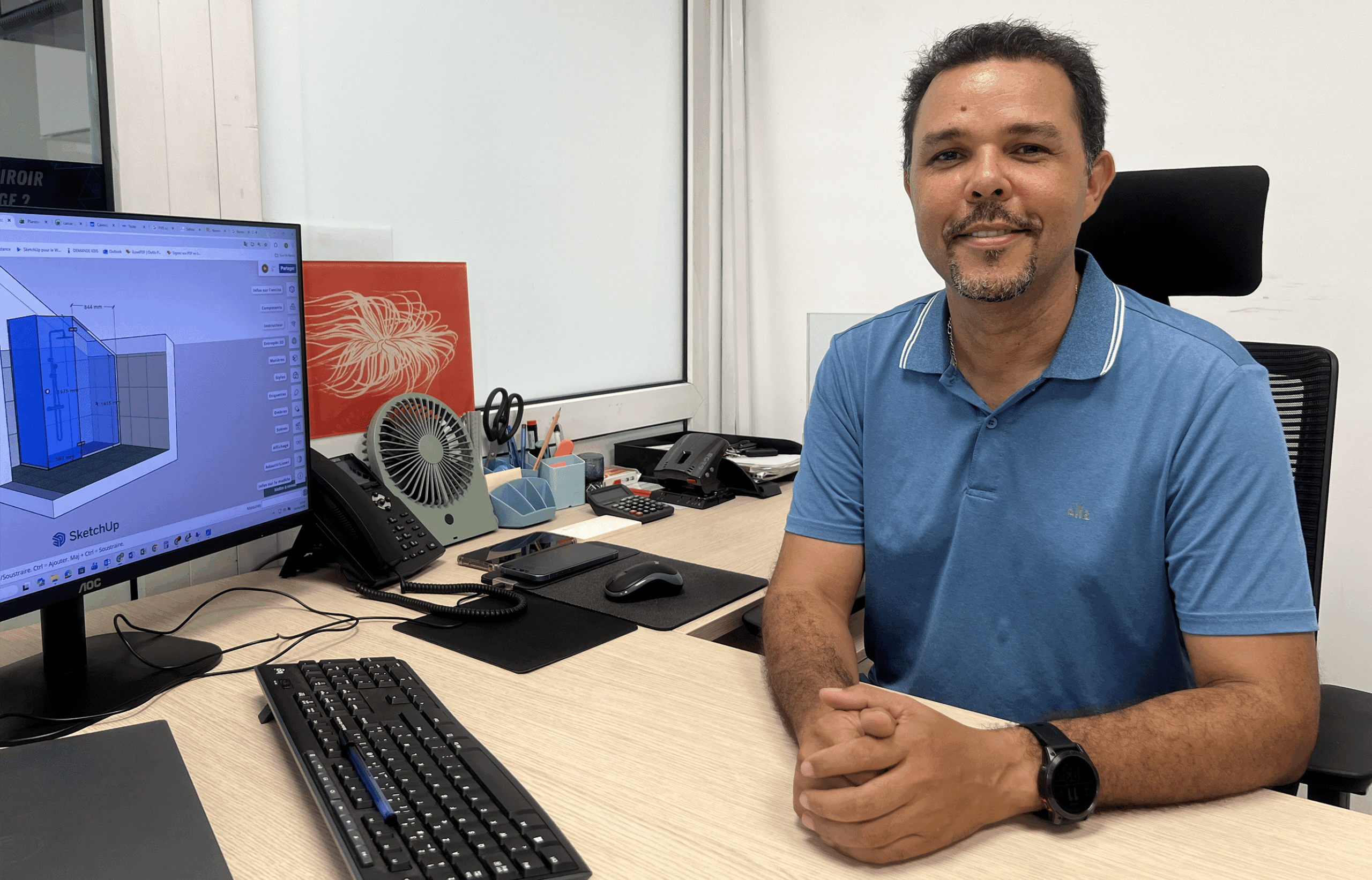 Yannis Voltige, responsable du site Soremir Saint Paul, expert en vitrerie et miroiterie à La Réunion